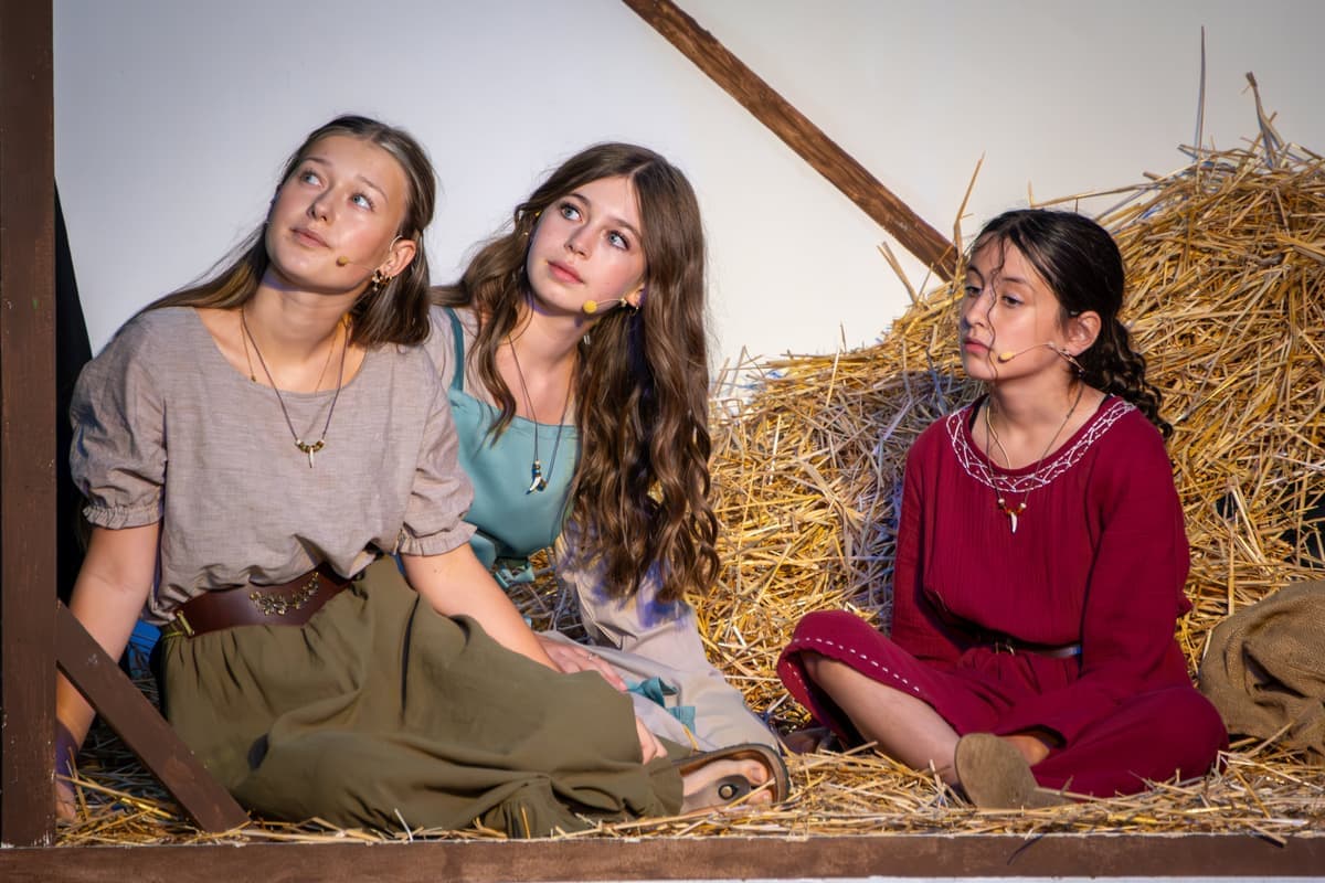 Die jungen Schwestern: Marie (Nela Rödel), Emma (Lina Roos) und Johanna (Sophie Schäfer)