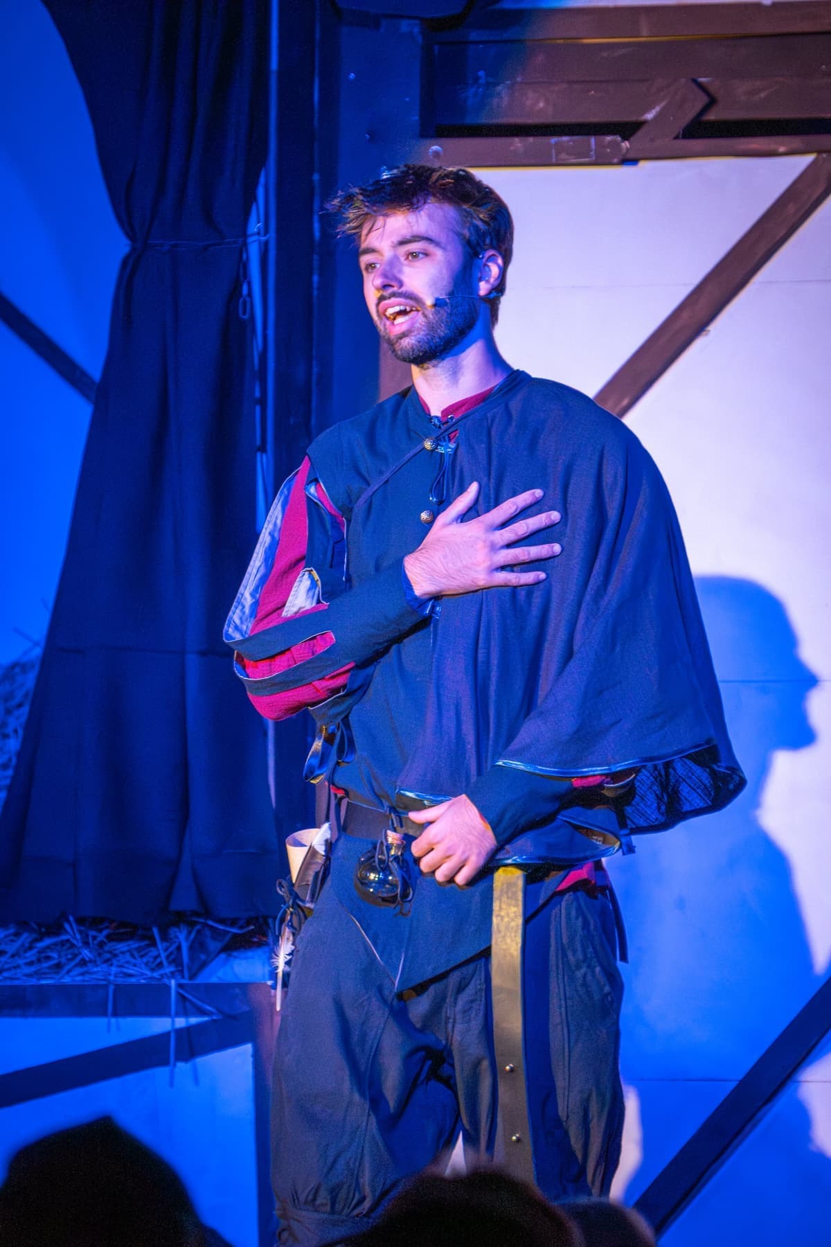 Der Barde Mattes (Louis Noe) führt durch die Geschichte.