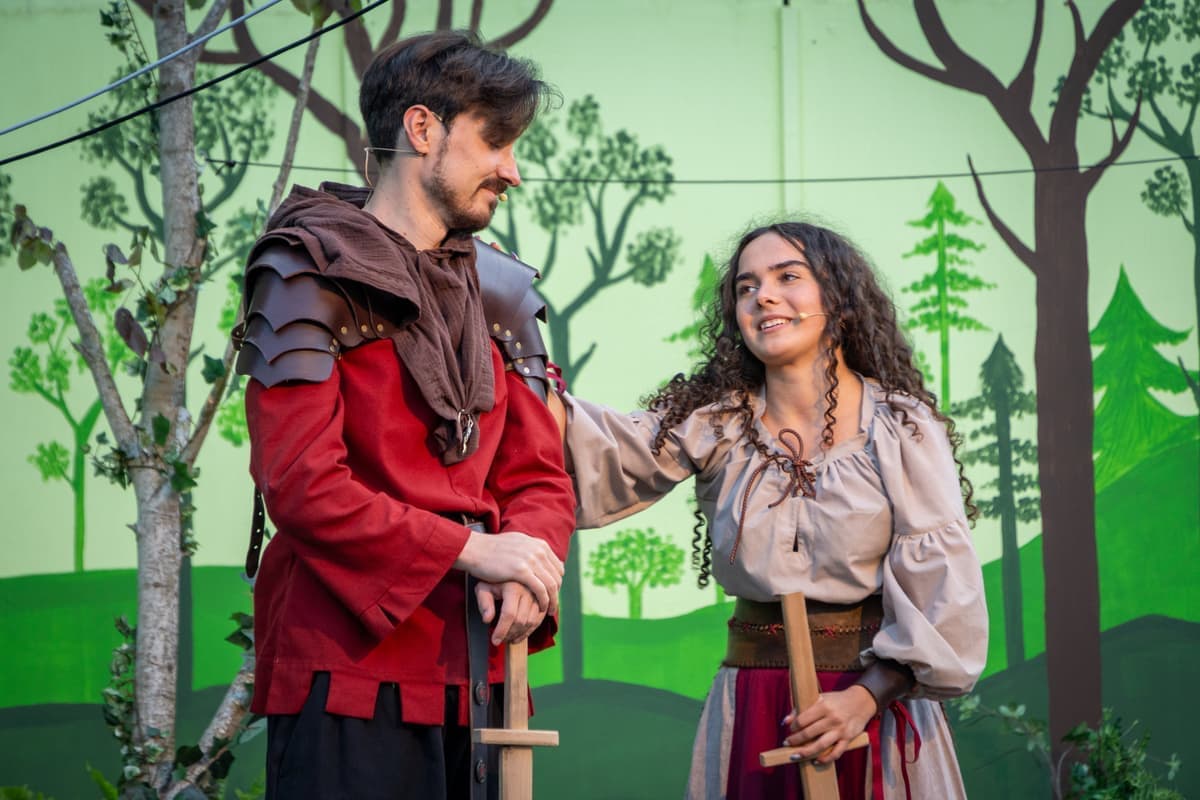 Konrad (Sebastian Sattler) lehrt Johanna (Elena Matheis) das Kämpfen