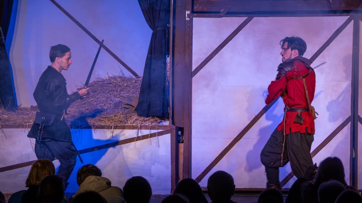 Konrad (Sebastian Sattler) kämpft gegen Lothar von Greifenfels (Yunus Sari)