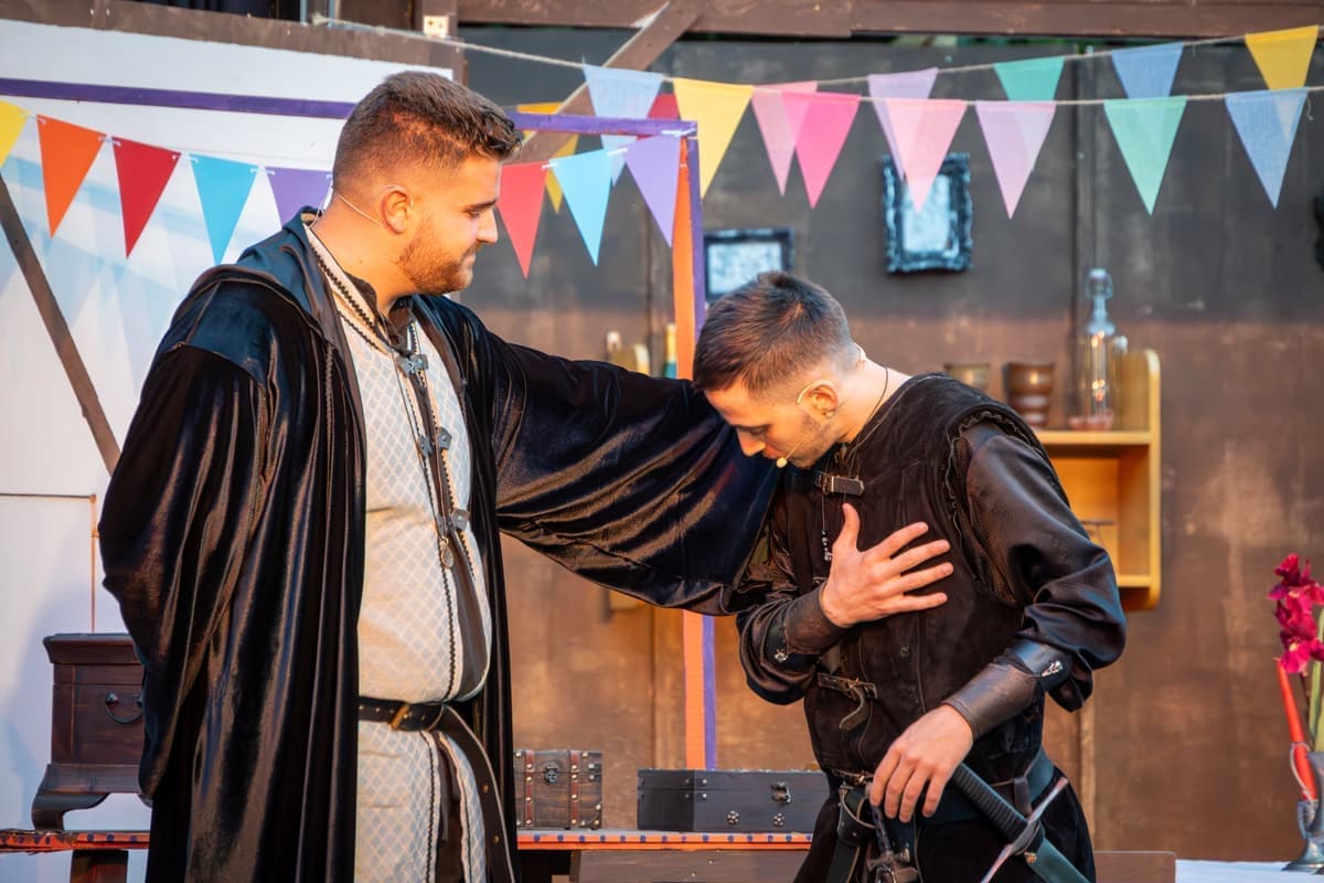 Graf Gottfried (Anton Rikart) beauftragt Lothar von Greifenfels (Yunus Sari) damit die Gaukler zu töten