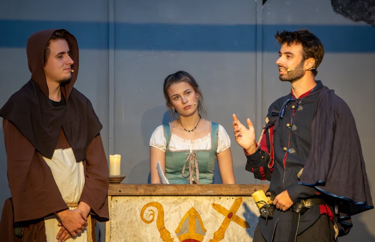 Mattes (Louis Noe) plant mit Pater Rabanus (Fynn Hüttmann) die Hochzeitsfeier.