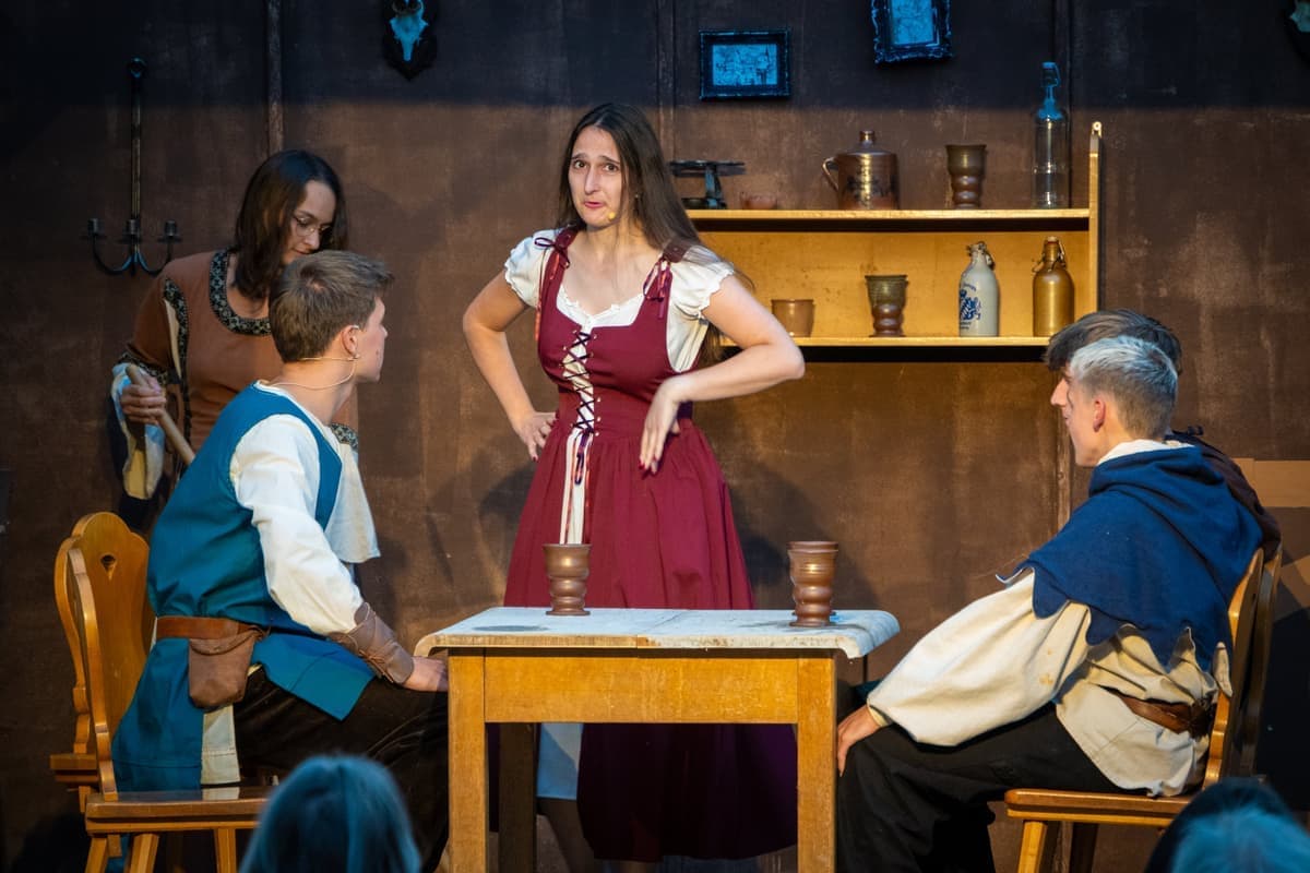 Roderich (Leon Rörig) ist Stammkunde in Mathildes (Carina Sattler) Taverne