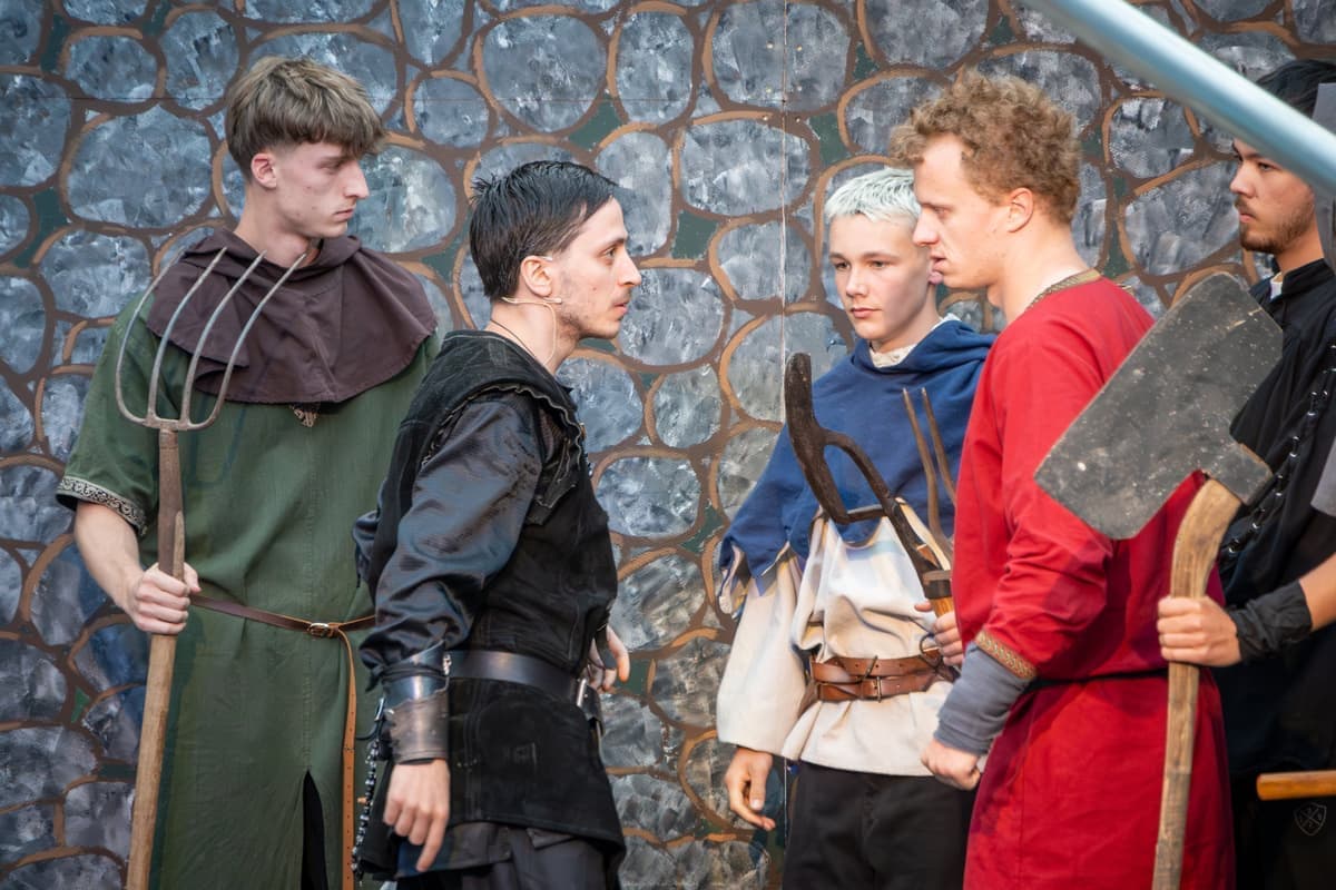 Lothar von Greifenfels (Yunus Sari) hetzt die Dorfbewohner auf