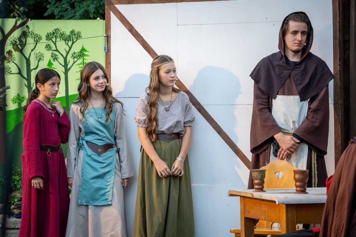 Pater Rabanus (Fynn Hüttmann) kommt mit den Schwestern in Ramsen an