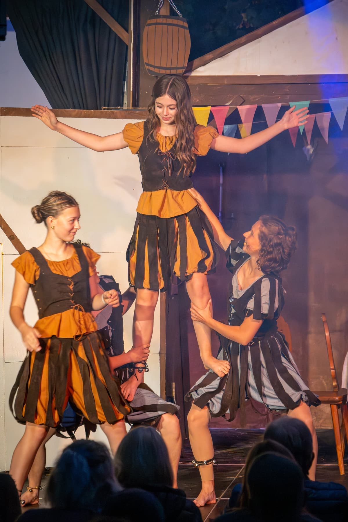 Die Gaukler treten auf dem Dorfplatz auf.