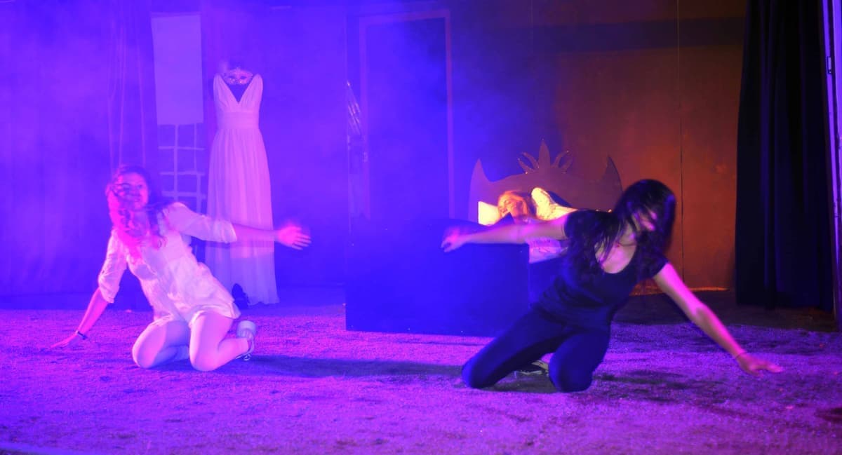 Emma (Toni Kummermehr) hat einen Alptraum, in dem ihre gute Seite (Marleen Pohl) und ihre dunkle Seite (Carina Sattler) miteinander kämpfen