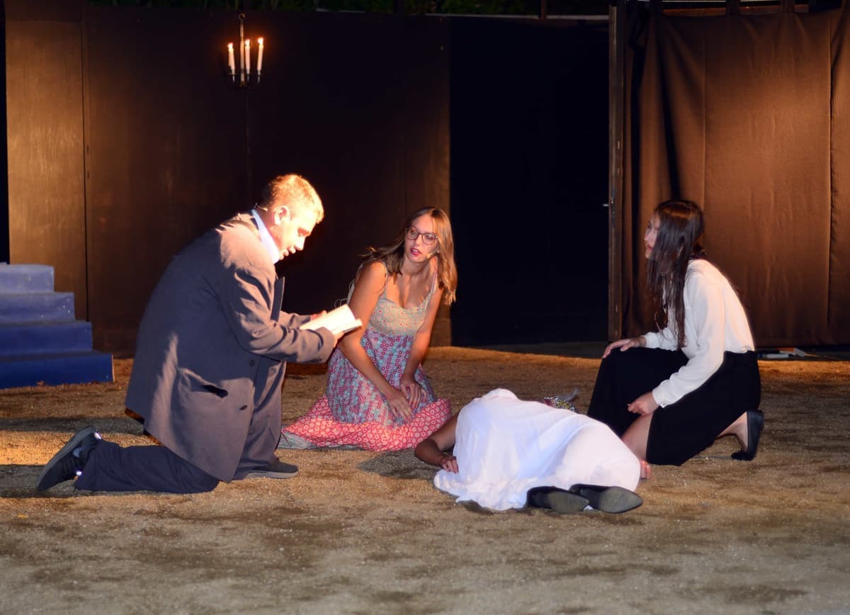 Hans (Till Michel) versucht mit Ida (Anna Kummermehr) und Lisa (Carina Sattler), Emma (Toni Kummermehr) zu retten