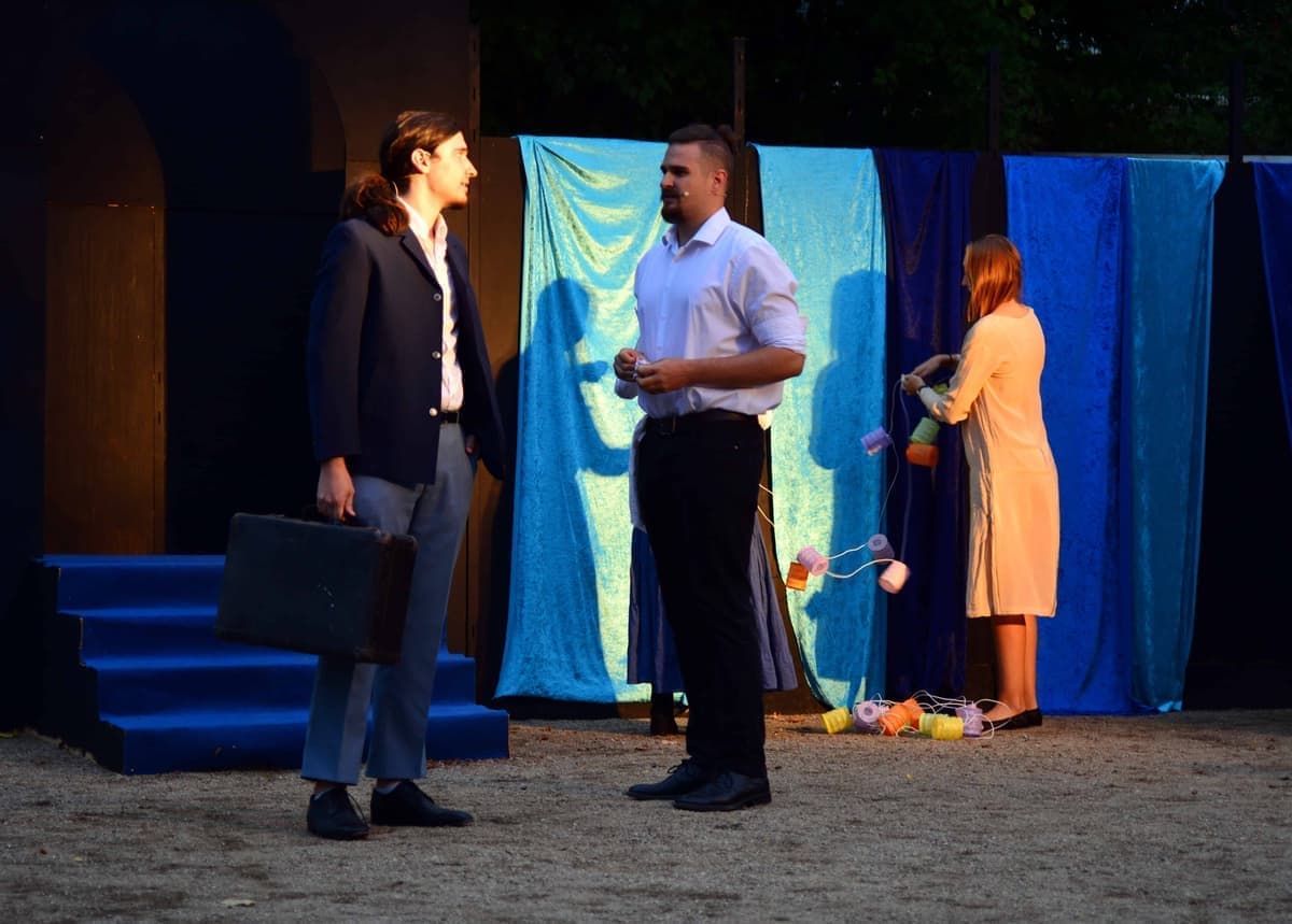 Bürgermeister Albert (Sebastian Sattler) und Wirt Otto (Leonhard Rikart) planen das Dorffest