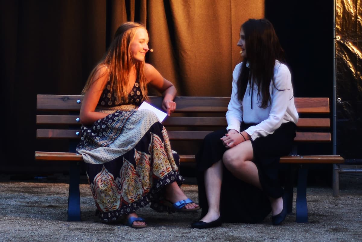 Emma (Toni Kummermehr) trifft Lisa (Carina Sattler), ihre beste Freundin