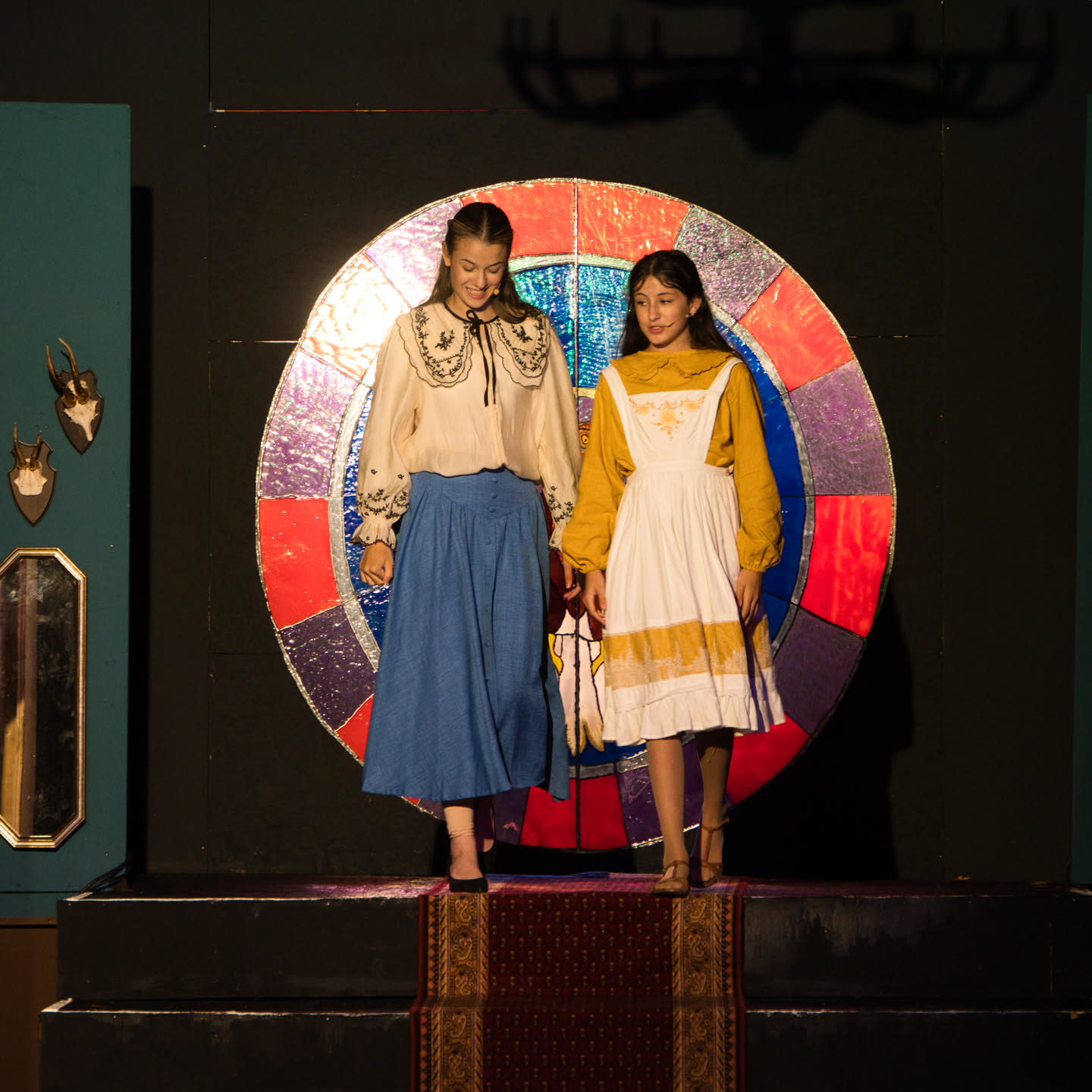 Clara (Theresa) und Mia (Sophie) halten im Waisenhaus zusammen.