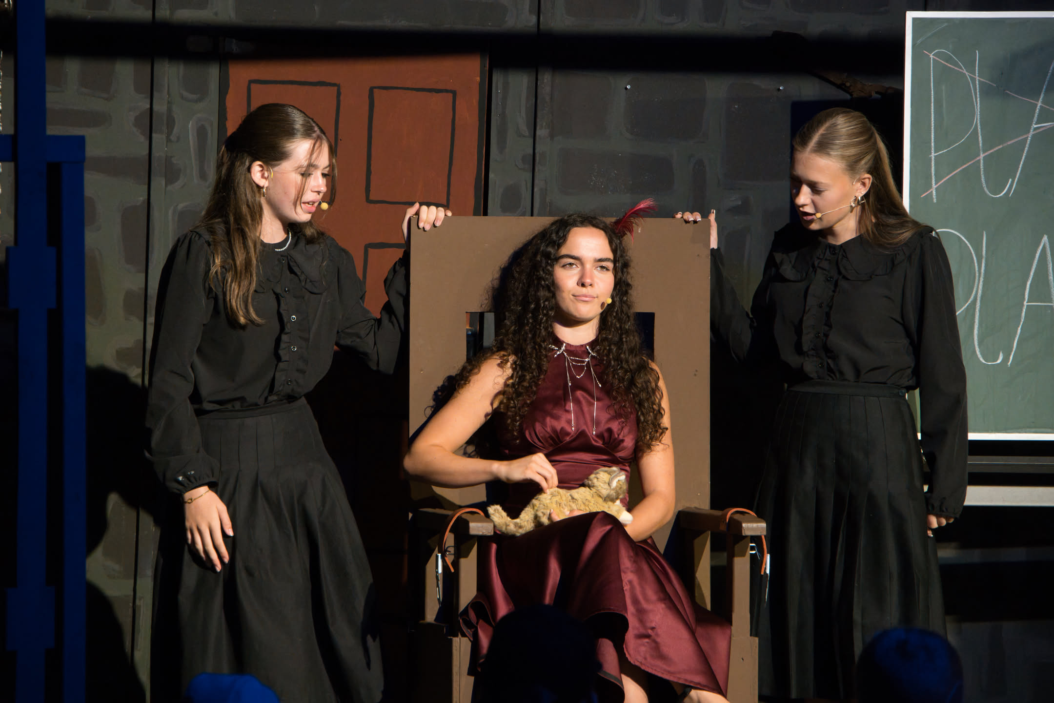 Lucy (Elena), Felia (Nela) und Fiona (Lina) schmieden im Kerker ihren nächsten Plan.