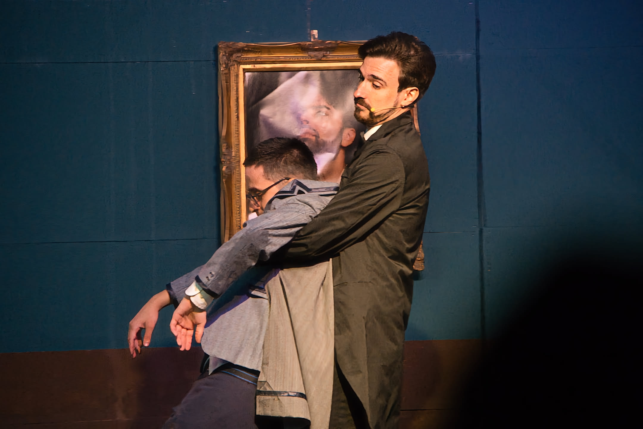 Butler Wilson (Sebastian) bringt den leblosen Dr. Düsterwald (Yunus) zu Viktors Wiederbelebungsmaschine.