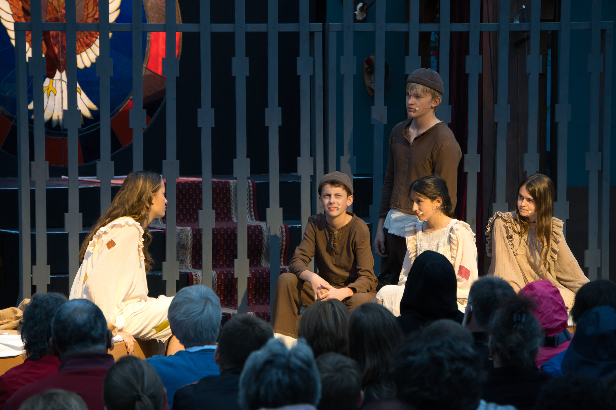 Clara (Theresa), Mia (Sophie), Bruno (Jakob), Suzie (Marcella) und Karl (Hendrik) im Waisenhaus Haus Sonnenschein.