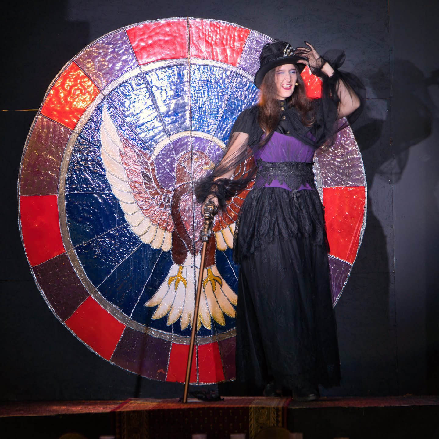Drusilla (Carina) führt das Publikum durch die finstere Geschichte der Falkensteins.