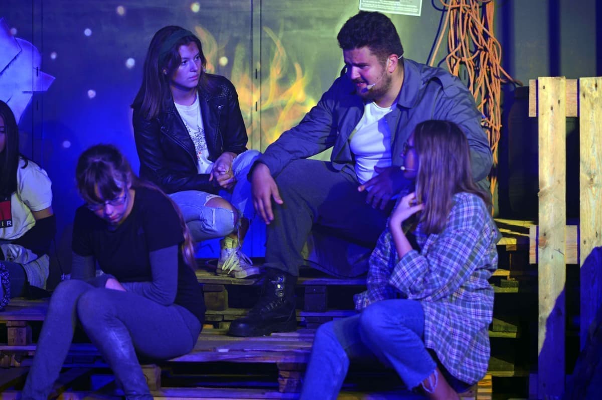 Alan (Anton Rikart) verzweifelt nach dem Tod von Richy