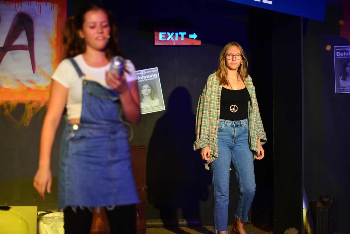 Moon (Anna Kummermehr) möchte Cat (Luisa Stark) vor einer Dummheit bewahren