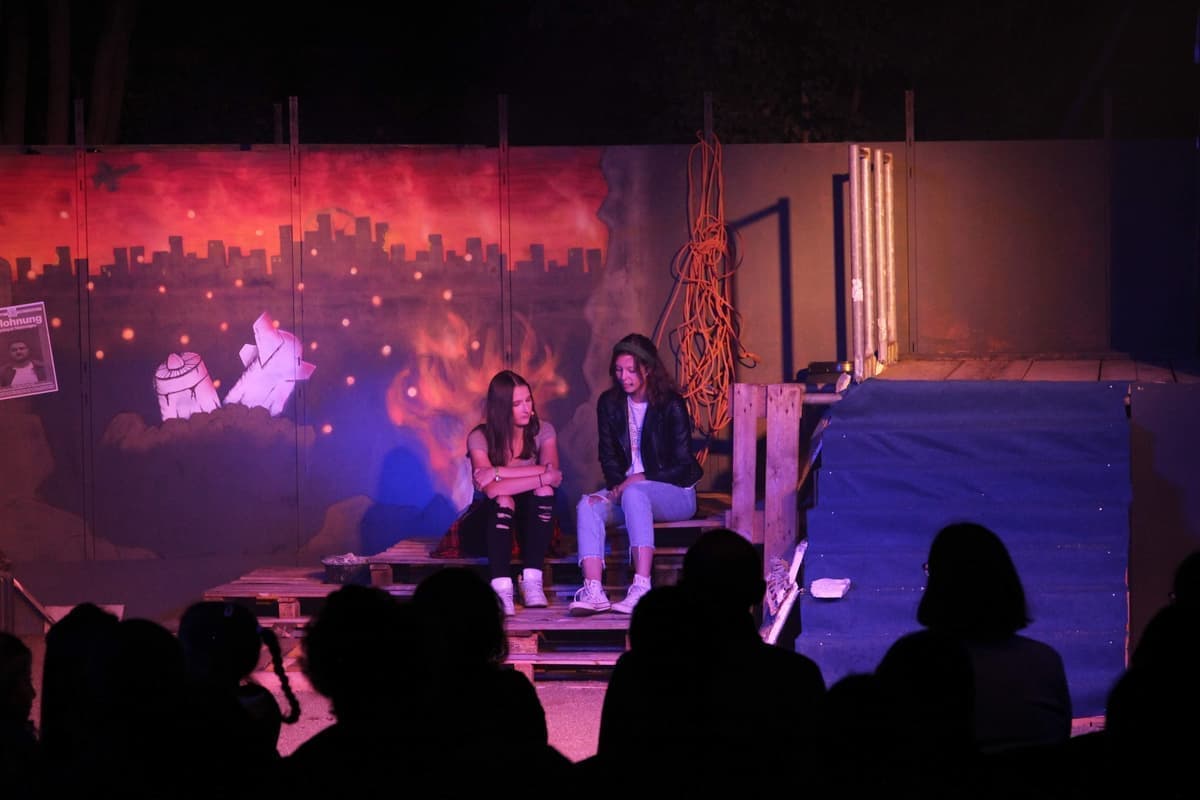 Mira (Marleen Pohl) erzählt Cobra (Carina Sattler) ihre Geschichte