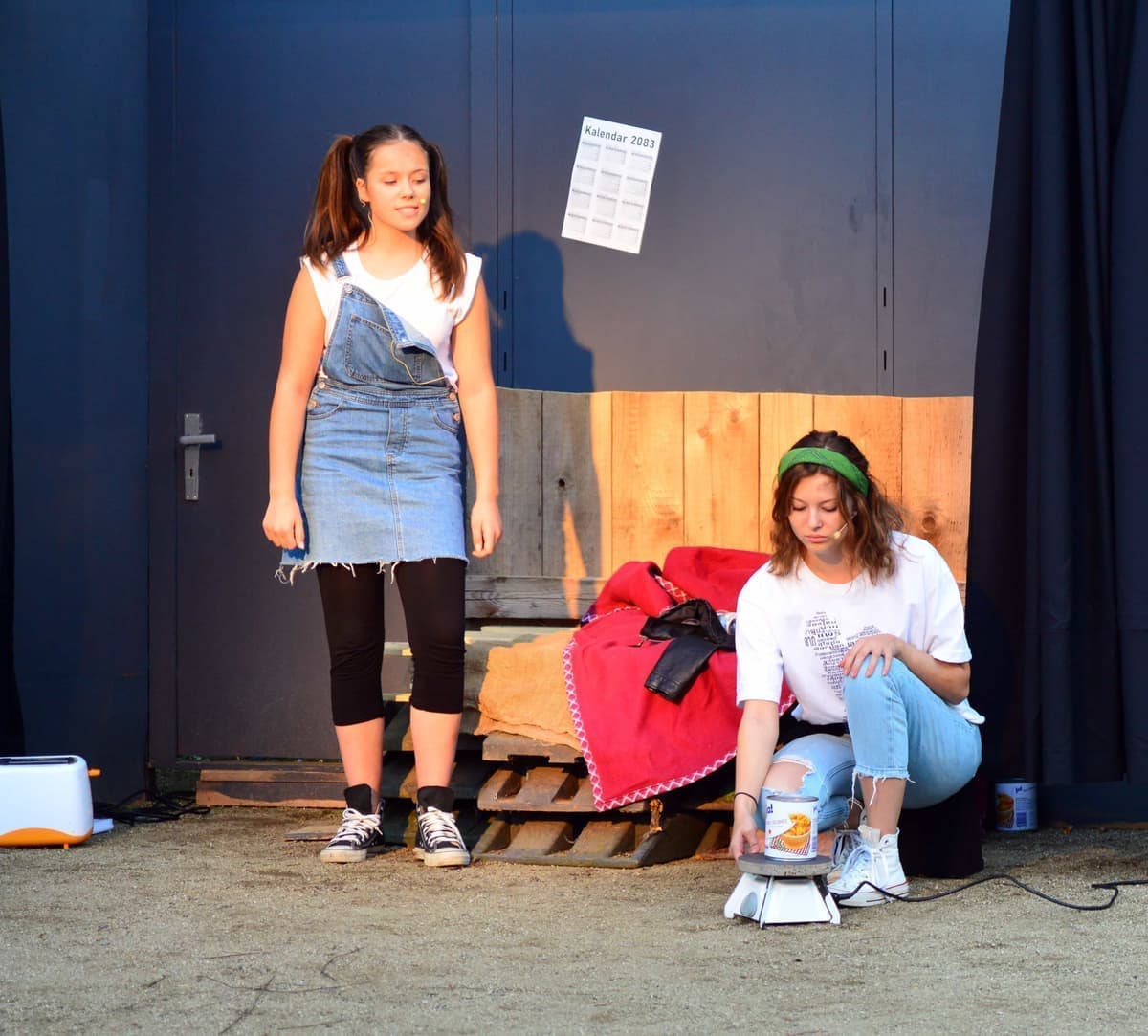 Mira (Marleen Pohl) kümmert sich um Cat (Luisa Stark)