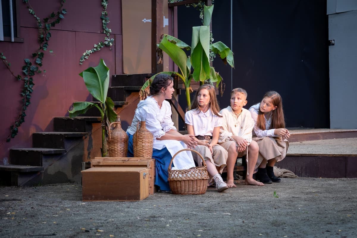 Carmen (Magdalena Misling) erzählt gerne Abenteuergeschichten