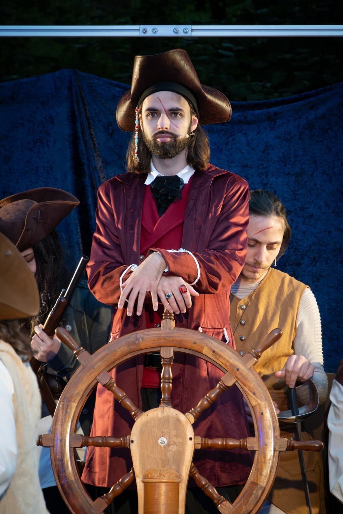 Blackbeard (Louis Noe) sticht in See