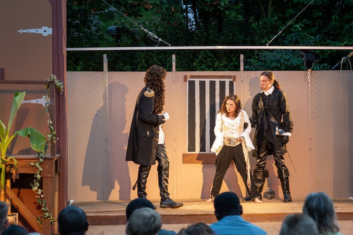 Admiral Rodrigo (Fynn Hüttmann) verhört die gefangene Anne Bonny (Lea)