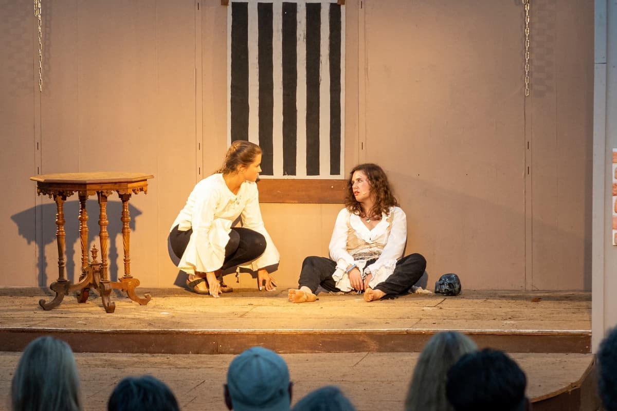 Sophia (Luisa Stark) möchte alles über das abenteuerliche Leben als Piratin erfahren