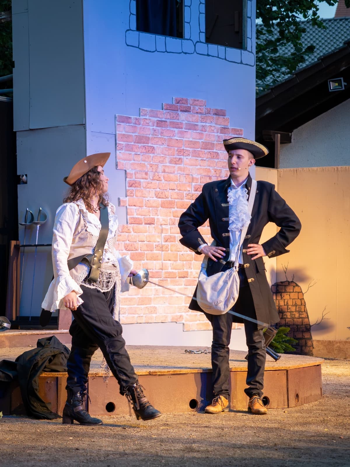 Matteo (Franek Wozniak) und Laurent (Anton Rikart) suchen sich einen neuen Job