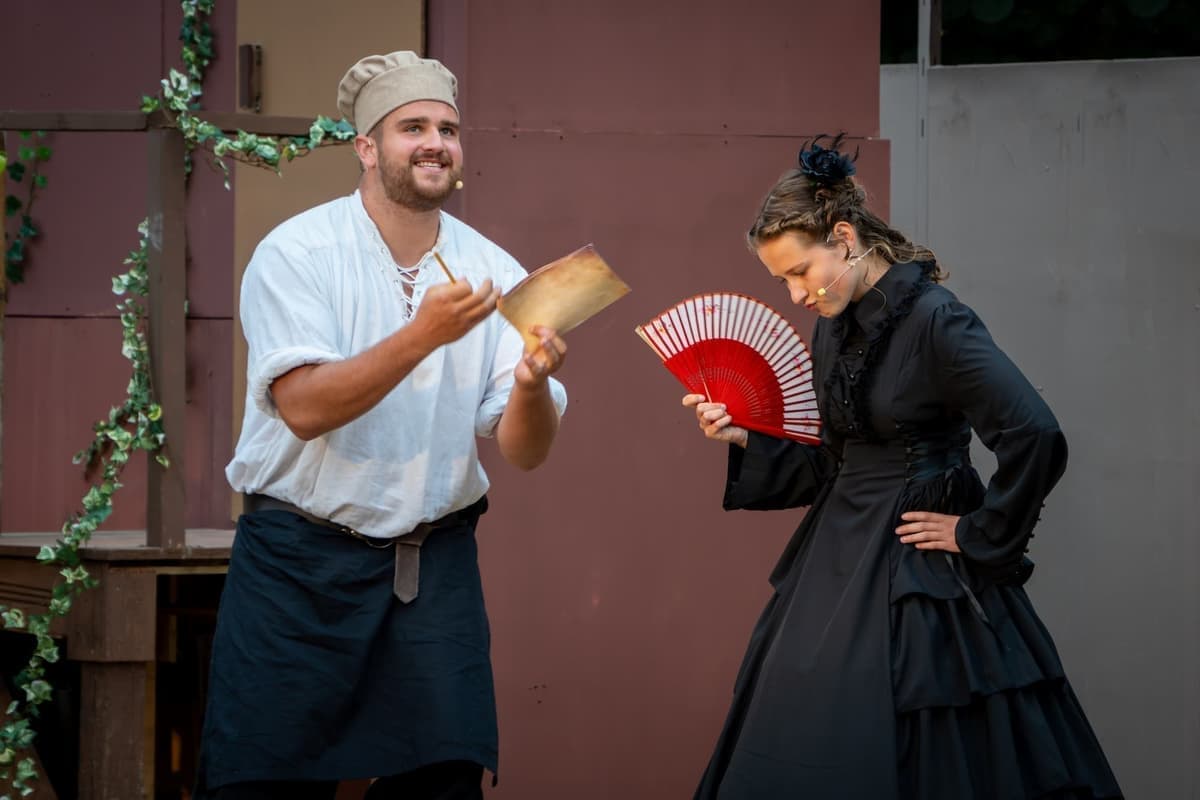 Isabella (Maria Misling) ist genervt von Laurents (Anton Rikart) Menüideen