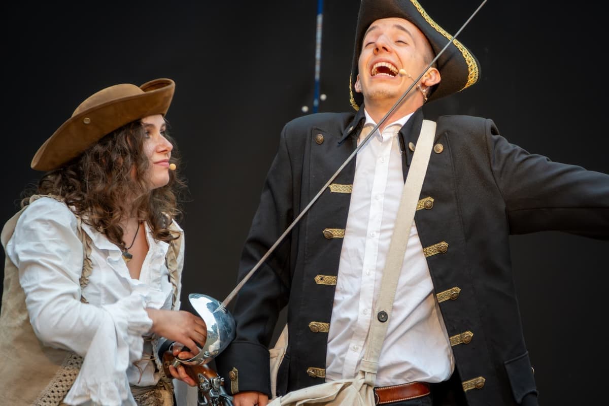 Anne Bonny (Lea) gelingt die Flucht aus den Verliesen der Spanier