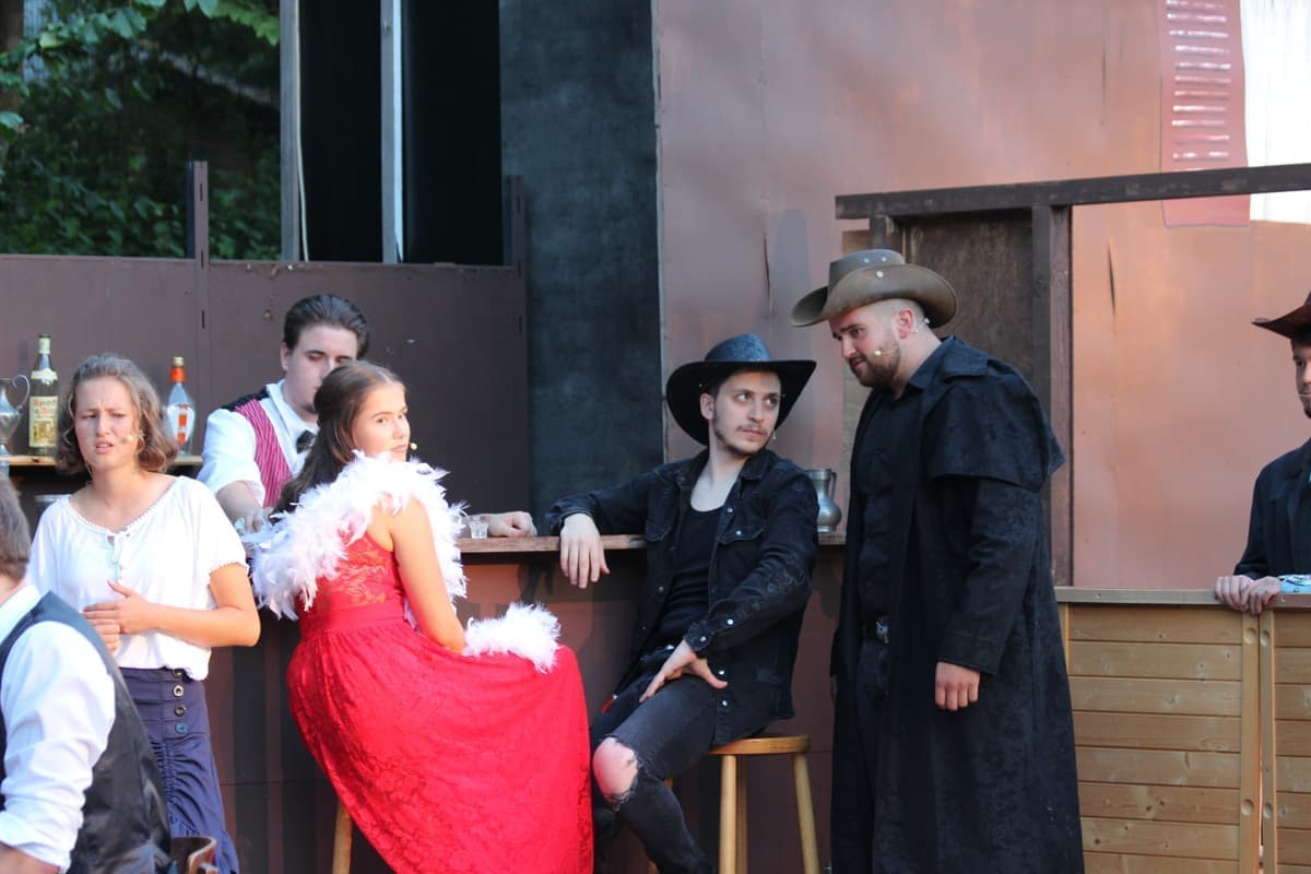 Auch Morgan Bullock (Anton Rikart) ist mit seiner Bande hinter der Mine her…