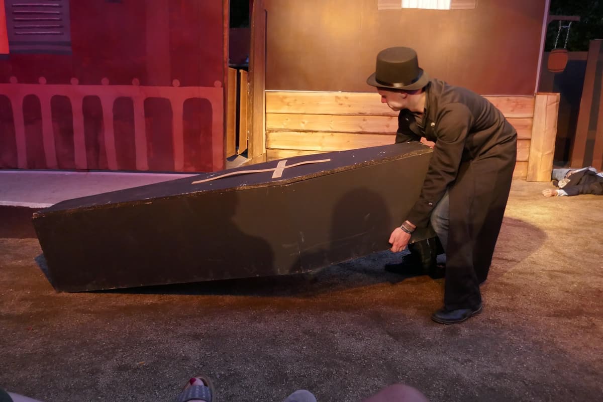 "Bringt eure Toten raus!"