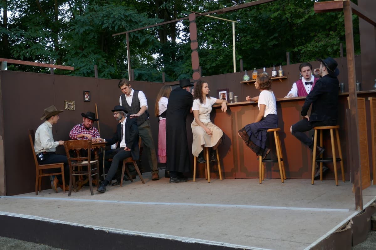 Im Saloon ist viel los…