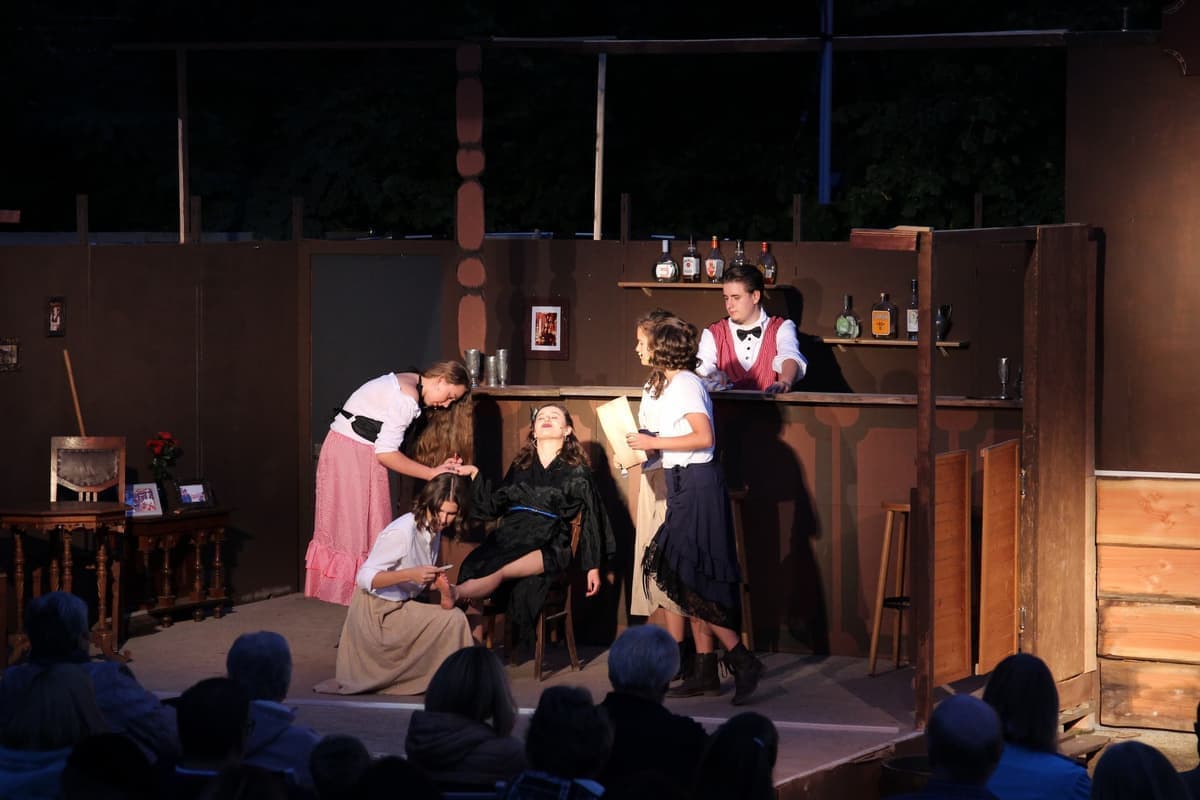 Kate macht sich schick um den Erben der Mine zu verführen.