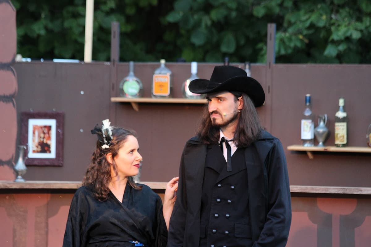 Bei Doc (Sebastian Sattler) stößt Kate mit ihren Avancen allerdings auf taube Ohren.