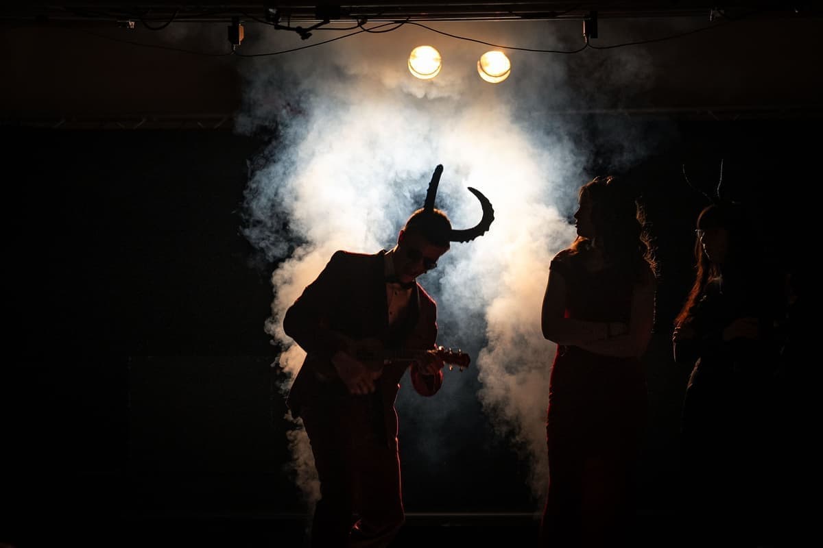 Der Teufel (Jonas) betritt die Bühne