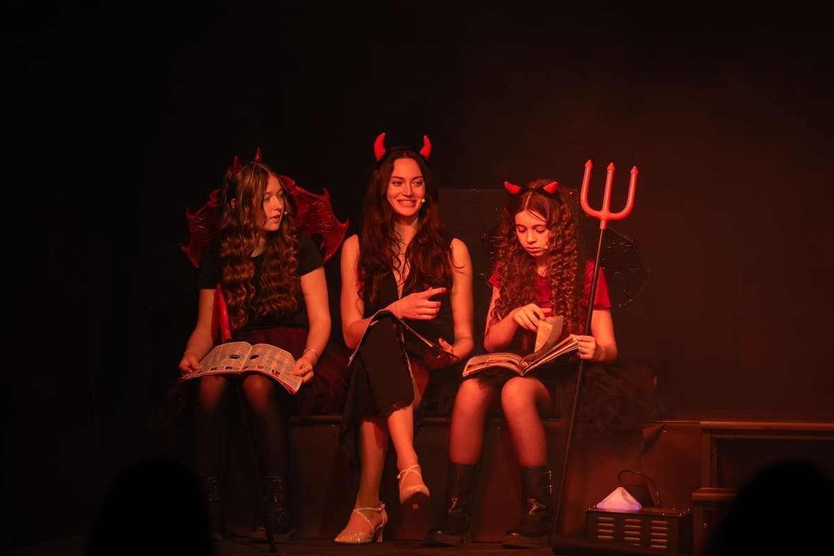 Ein undercover Engel (Vanessa) tauscht sich mit Teufelchen (Lina und Nela) aus.