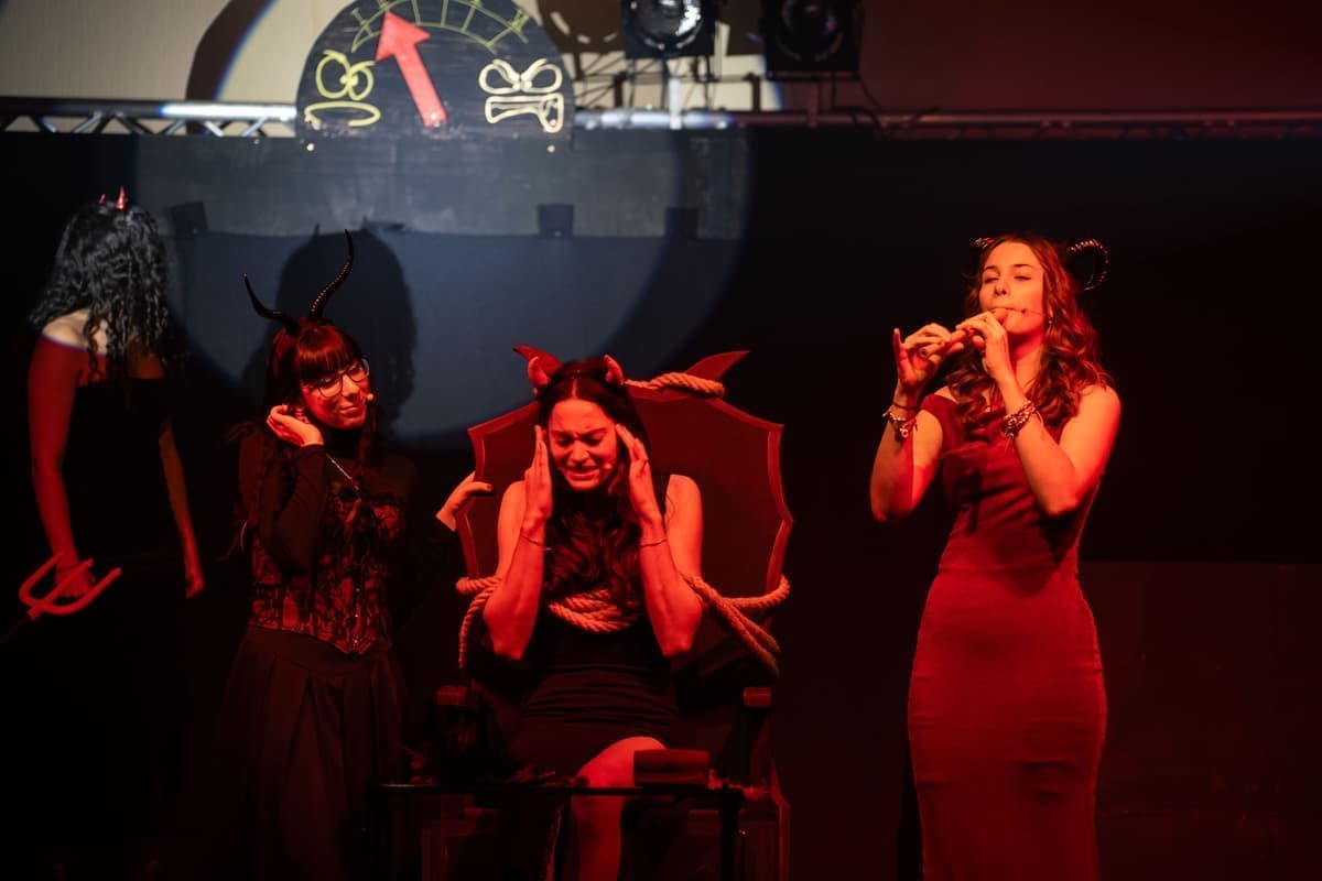 Lilith (Theresa) und Mammodia (Hatice) foltern den Engel (Vanessa) mit schiefem Flötenspiel.