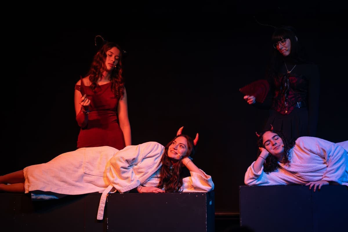 Lucy und der Engel lassen sich von Lilith und Mammodia verwöhnen, nachdem sie die Hölle gerettet haben.