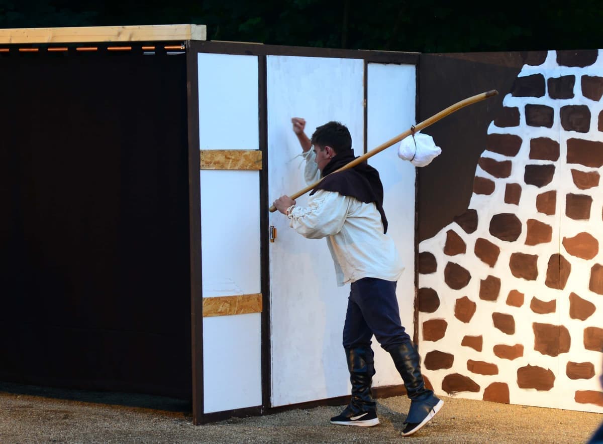 Barde Mattes (Till Michel) kommt im Kloster Ramosa an.