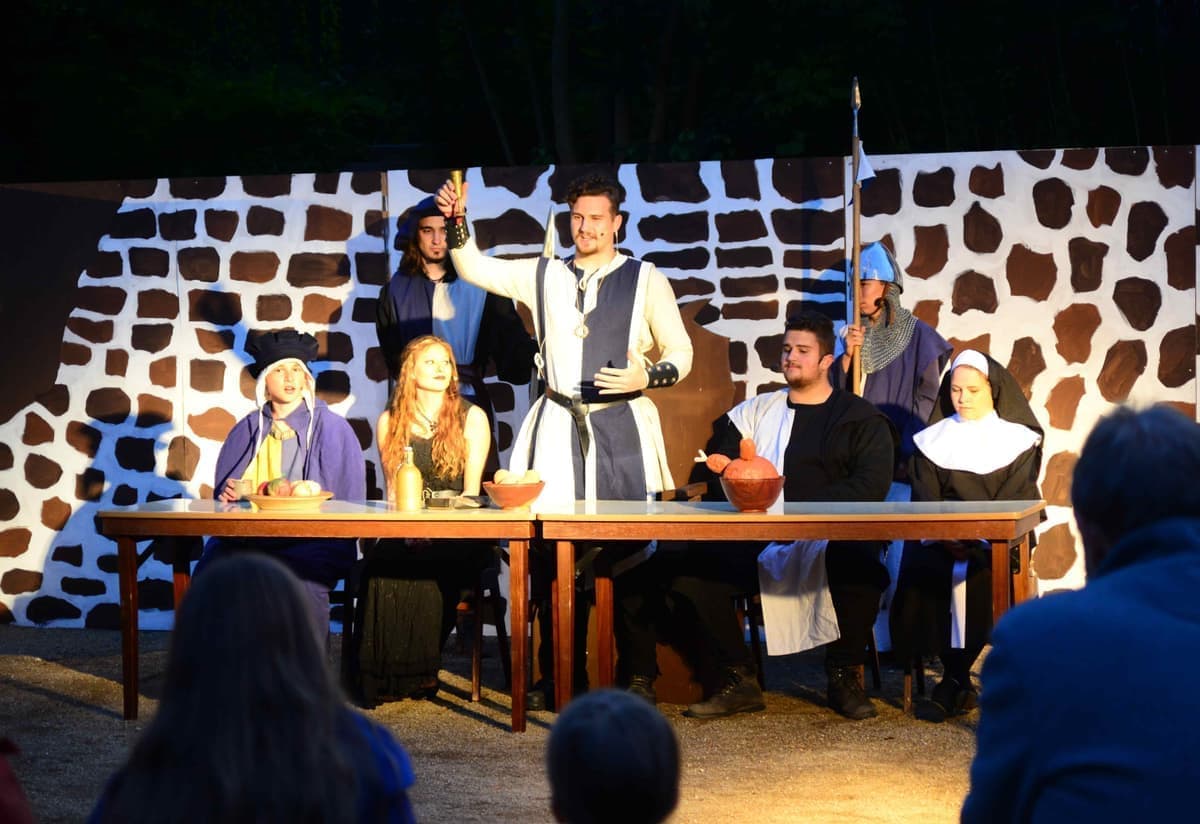 Einen Toast auf alle Freunde