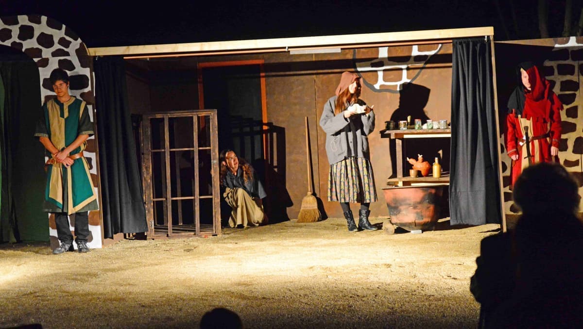 Agnes (Toni Kummermehr) beobachtet die Stumpfwaldhexe (Anna Rieder) beim Tränkebrauen.