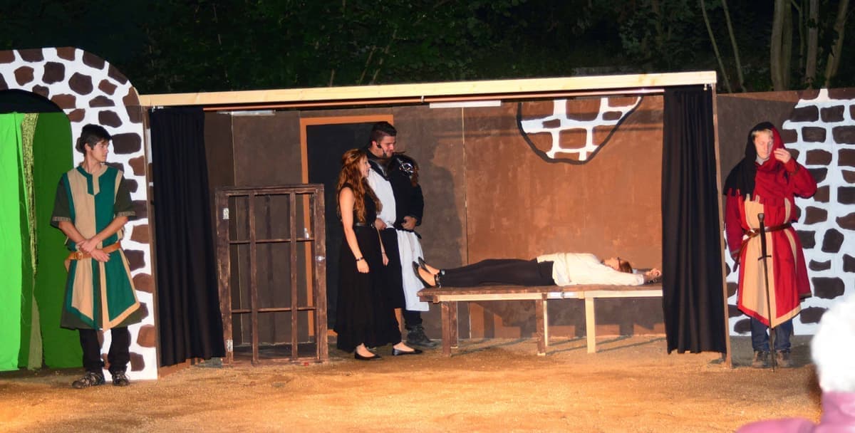 Prinzessin Elisabeth (Marleen Pohl) hat Anne (Anna Kummermehr) gefangen genommen und in den Kerker gesperrt.