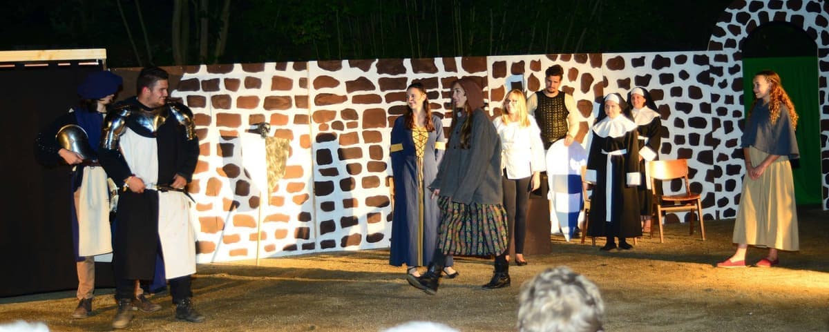 Die Stumpfwaldhexe (Anna Rieder) hat ein Auge auf Hauptmann Lorenz (Anton Rikart) geworfen.