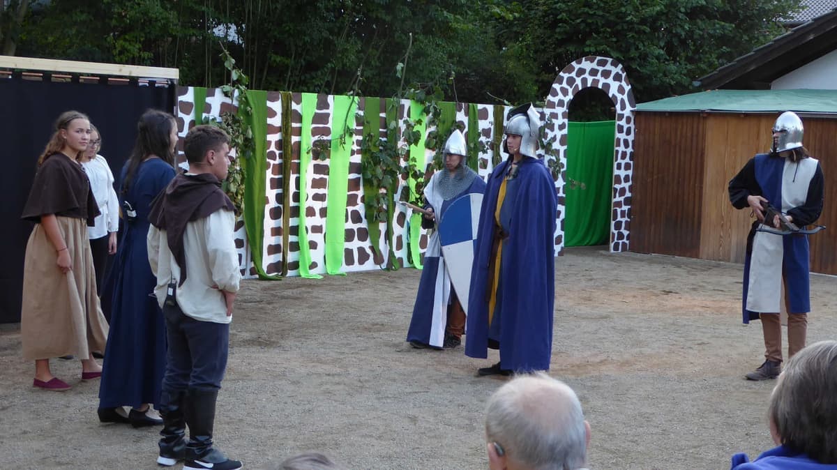 Graf Philipp (Leon Rörig) hört sich an, was Prinzessin Helen (Carina Sattler) und ihre Freunde zu sagen haben.