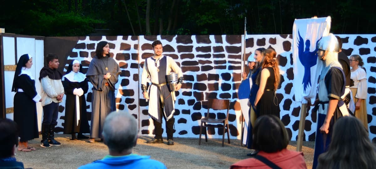 Der Kaiser (Leonhard Rikart) kommt mit seinem Tross im Kloster Ramosa an.