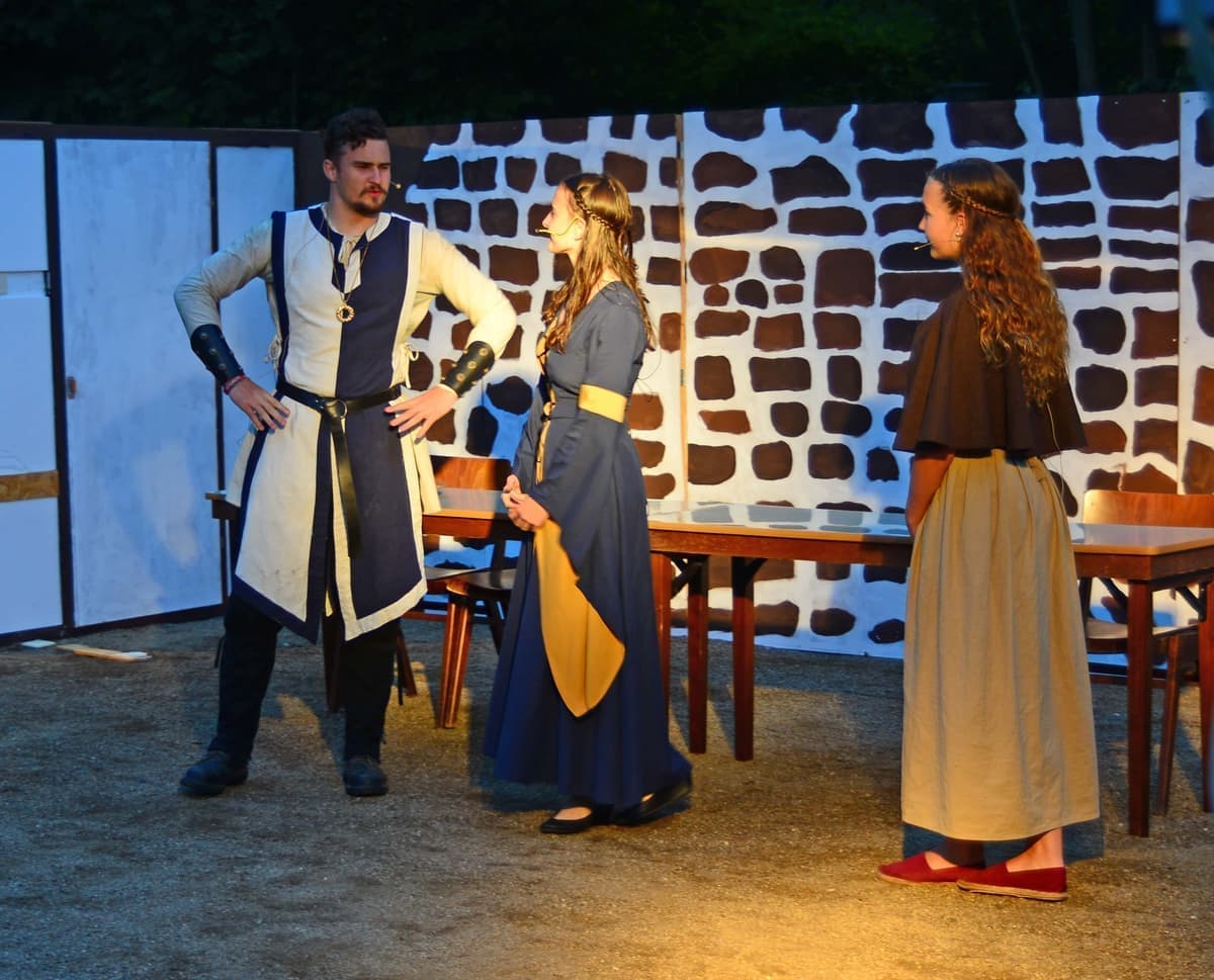 Der Kaiser (Leonhard Rikart) im Gespräch mit Prinzessin Helen (Carina Sattler).