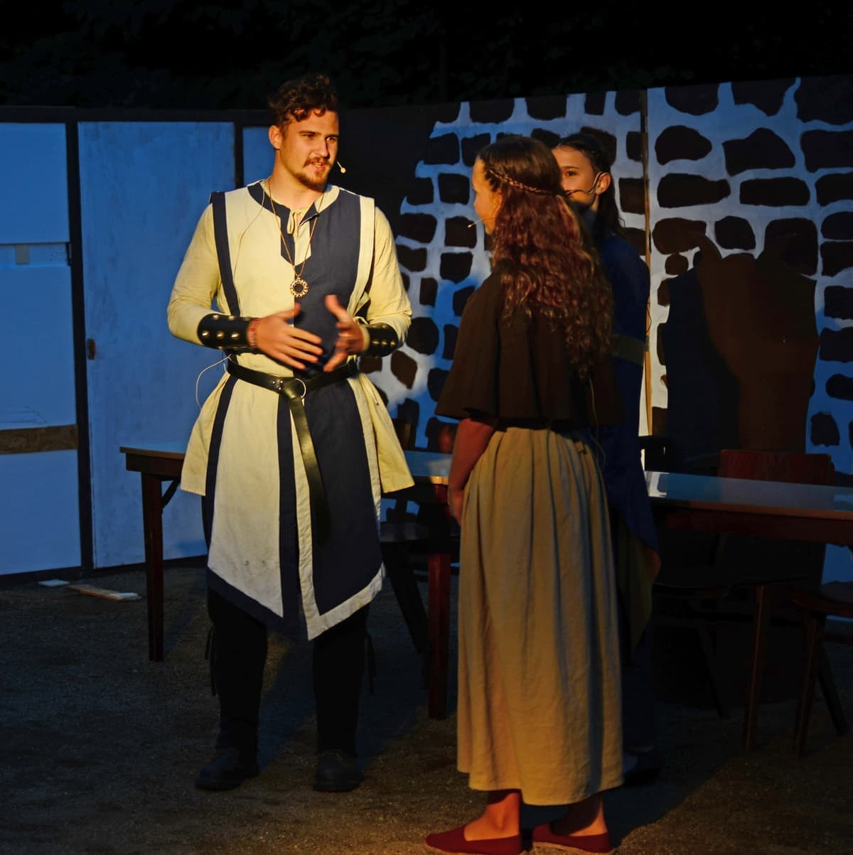 Prinzessin Helen (Carina Sattler) stellt dem Kaiser (Leonhard Rikart) ihre Dienstmagd Agnes (Toni Kummermehr) vor.