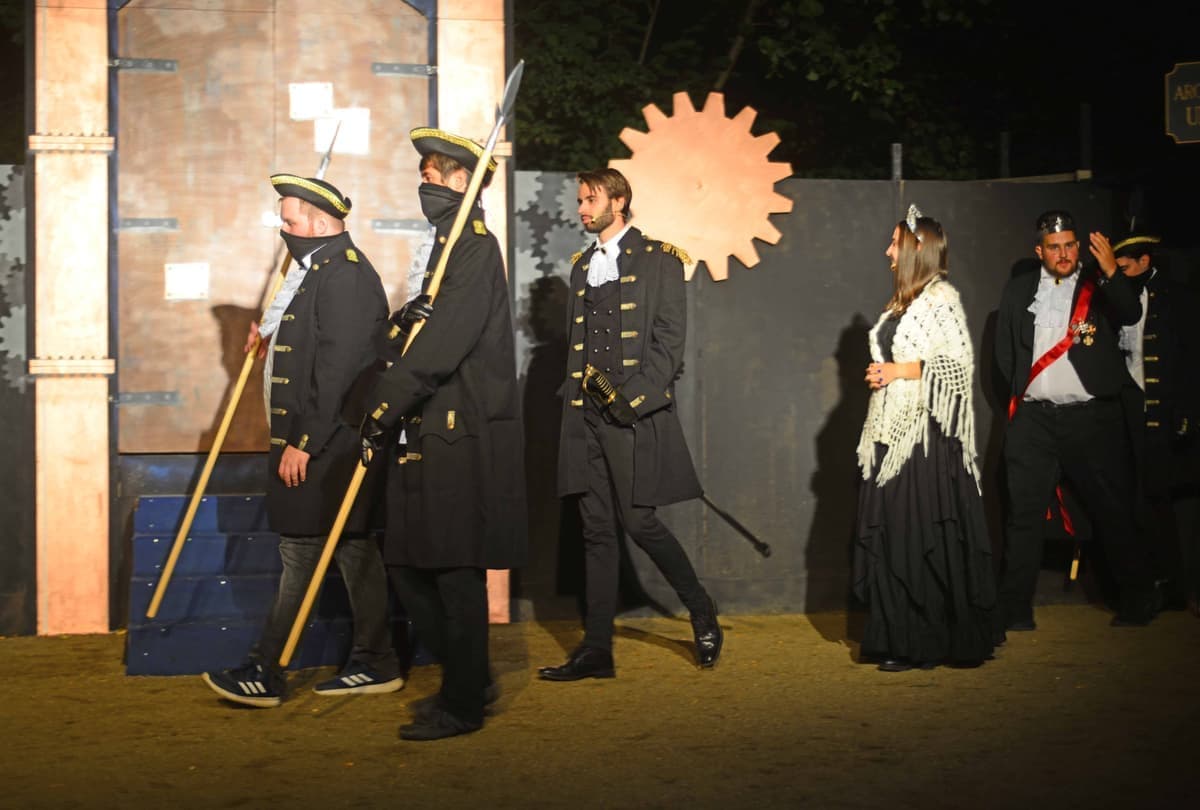 Der Kaiser verlässt schwer bewacht seinen Palast.