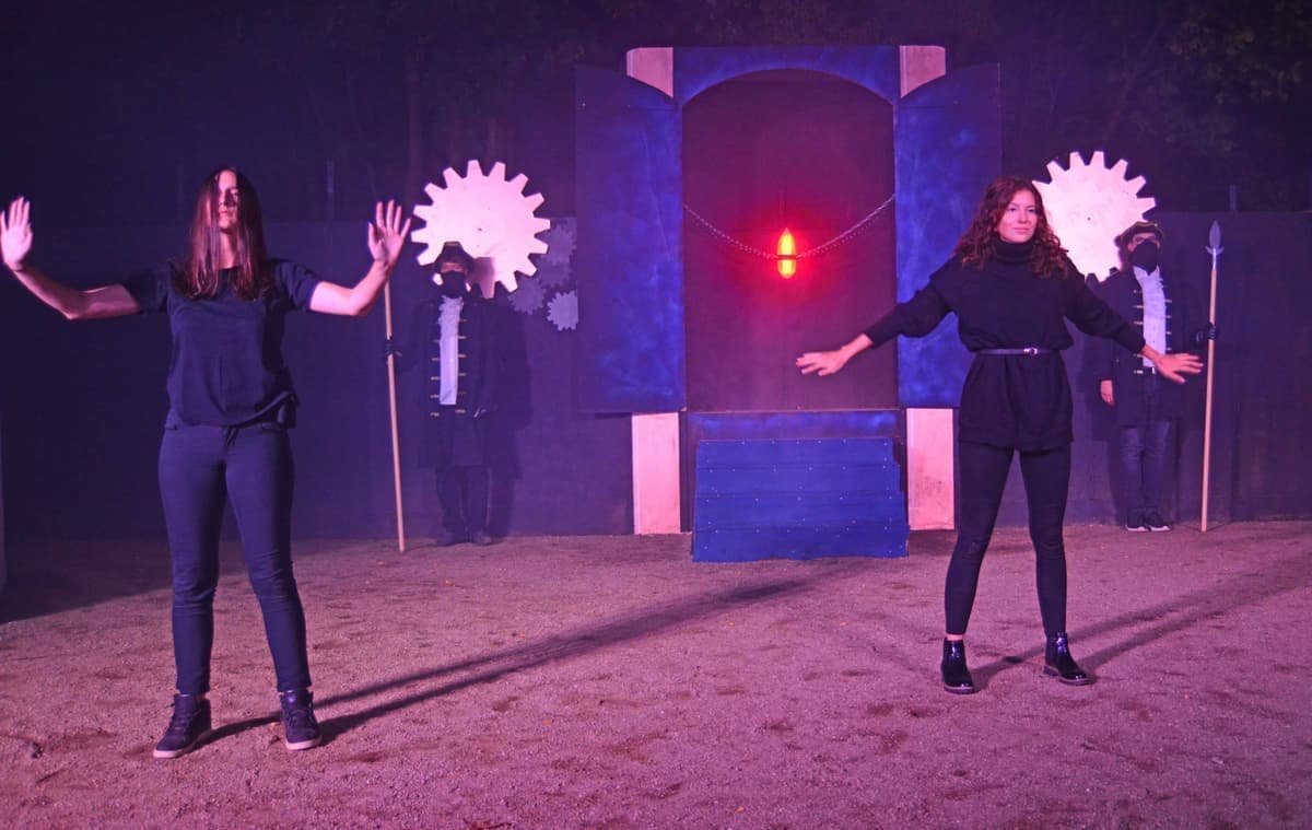 Merle träumt von ihrer Vergangenheit.